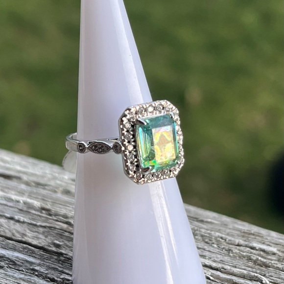 Beautiful Lab Created Lime Ombre Crystal Ring Bomb size 6 - Picture 3 of 3
